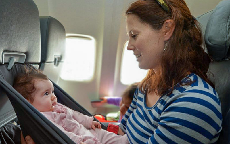 Comment voyager en avion avec un bébé ?