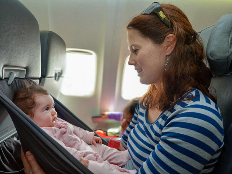 Poussette de bébé en avion: comment embarquer?